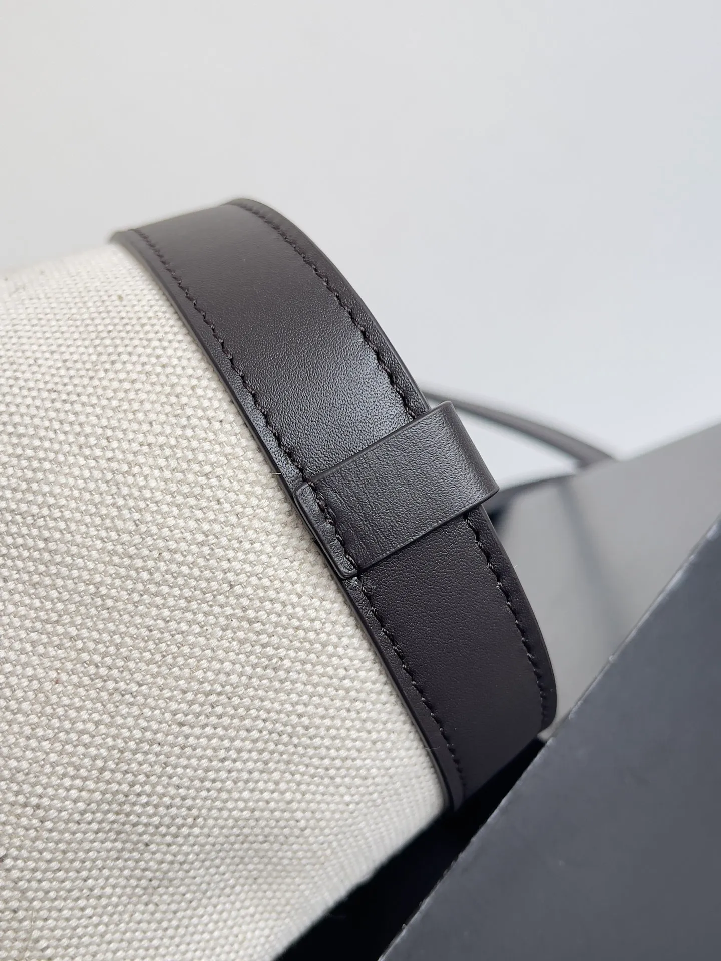 Batch 1960 BV 2023 Early Autumn New Tote Handbag Flip Flap || Deconstructing the classic, the most simple and utilitarian item, it can also have dual styles. Woven pockets 🉑 inside and outside folding, really cool, simple and utilitarian item, a must-have for travel, commuting, traveling, and taking care of a baby. Xiaohongshu's hot style, the appearance is retro and fashionable, not inferior to the full leather model at all. Style number: 754915 Size: 60*27*33cm
